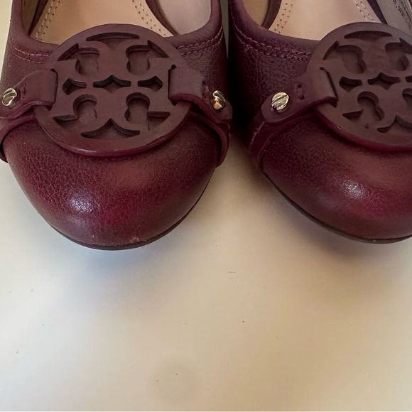 Tory Burch Burgundy Pumps with Decorative Emblem - Picture 3 of 6
